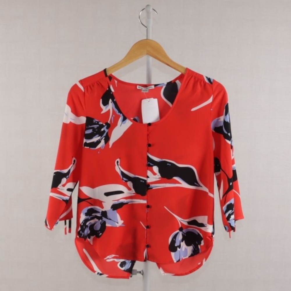 HOST PICK Bold spring abstract tulip top